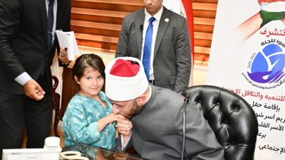 وزير الأوقاف يقبل يد طفلة فلسطينية، ويؤكد: ستظل هي القضية الأولى لنا