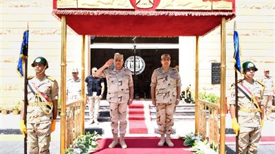 الفريق أول عبد المجيد صقر يلتقي عددا من رجال القوات المسلحة بالمنطقة الجنوبية العسكرية