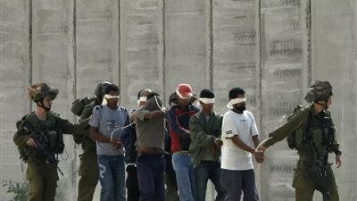 مركز حقوقي إسرائيلي يكشف تفاصيل مرعبة عن الأسرى الفلسطينيين في السجون
