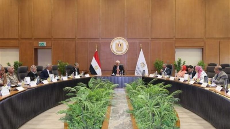 الدكتور أيمن عاشور وزير التعليم العالي والبحث العلمي خلال ا