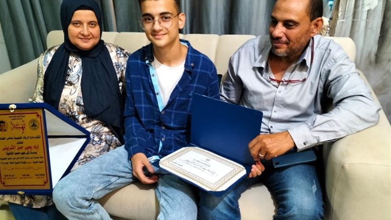 الطالب إياد وعائلته