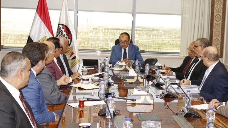 جانب من لقاء وزير قطاع الأعمال والاتحاد العام لنقابات عمال 