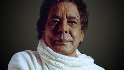 بعد سقوطه بكليب مشترك مع تامر حسني، محمد منير يسافر ألمانيا للعلاج