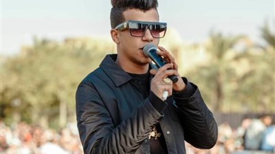 عصام صاصا، يخرج من مطار القاهرة بـ«الكلابشات » متوجها لمديرية أمن الجيزة