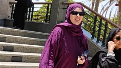 بالإسدال، هنادي مهنا تشارك فى جنازة والد أحمد صلاح حسني