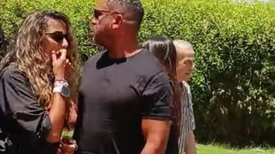 وفاة صلاح حسني، أمير كرارة يساند زوجته أثناء تشييع جنازة والدها (فيديو)