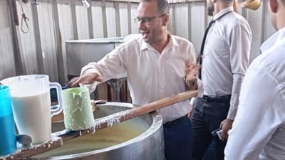 حماية المستهلك يضبط مصنعا غير مرخص ينتج ألبانا مجهولة في المنوفية