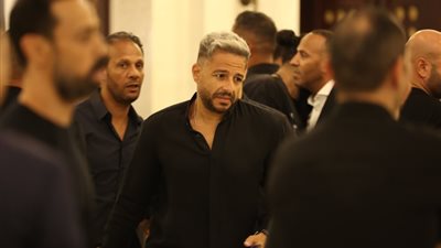 حماقي يقدم واجب العزاء في والد الفنان أحمد صلاح حسني (صور)