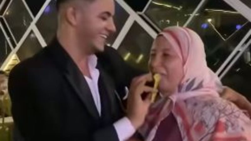 الشاب مع والدته