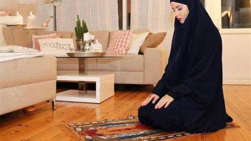 حكم الصلاة بـ«المكياج»