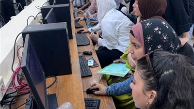 توافد أعداد كبيرة من طلاب الثانوية العامة على مكاتب التنسيق بجامعة عين شمس