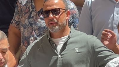 الحزن يسيطر على الداعية مصطفى حسني في جنازة والدته