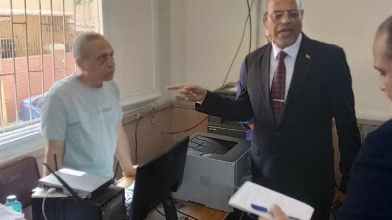 وزير العمل أثناء الجولة