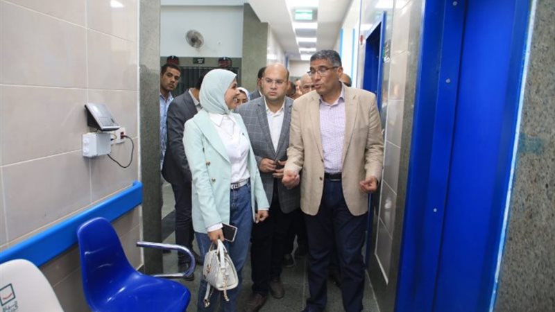 محافظ الجيزة خلال الجولة