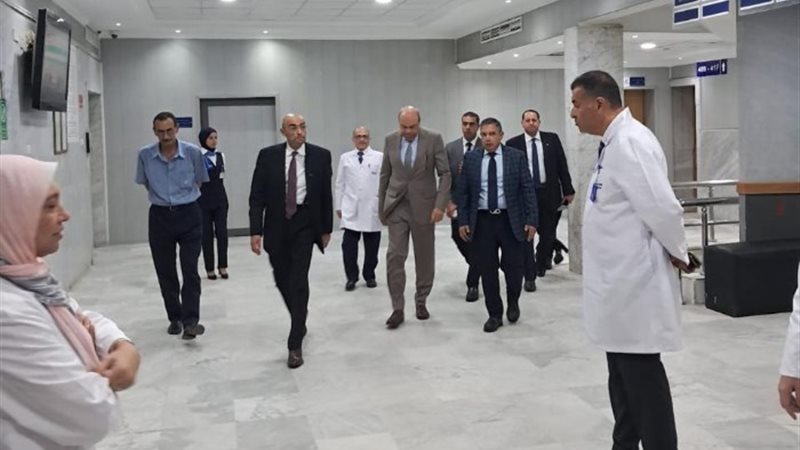 وزير الطيران خلال الجولة