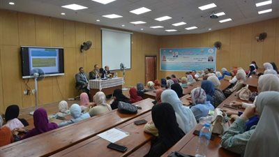 رئيس جامعة دمياط يشهد برنامج «العمل في مجال صناعة الألبان» لخريجي الزراعة