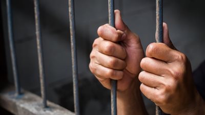 حبس شخص 4 أيام بتهمة محاولة تهريب أقراص مخدرة عبر مطار القاهرة