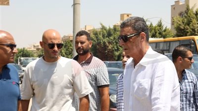 أول صورة لـ محمود طاهر رئيس الأهلي السابق في جنازة نجله