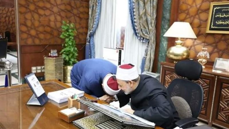 مفتي الجمهورية يقبل يد شيخ الأزهر