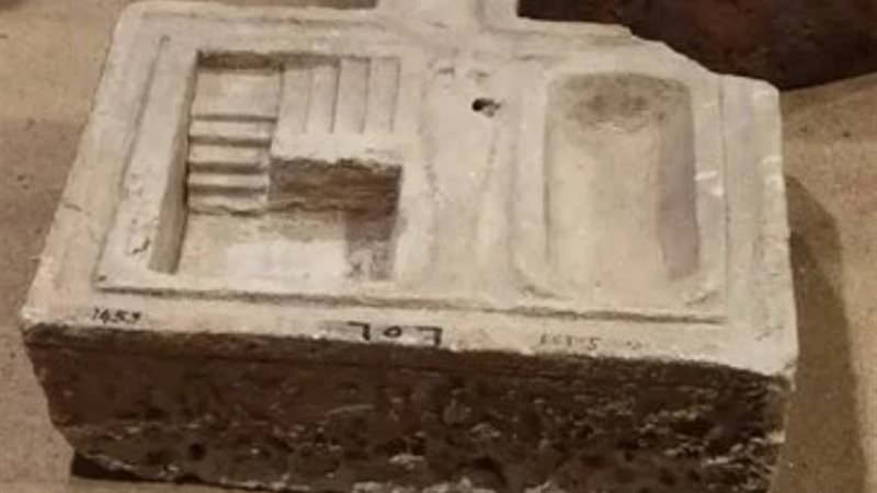 مائدة قرابين مصور عليها مقياس للنيل