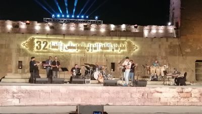 «بالجيتار»، حمزة نمرة يبدأ حفلة في مهرجان القلعة