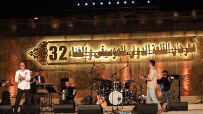 بالصور ظهور خاص للمطرب «إسماعيل البلبيسي» في حفلة حمزة نمرة