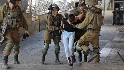 الاحتلال الإسرائيلي يعتقل 10 فلسطينيين في الضفة خلال 24 ساعة