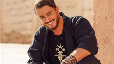 آخرها فستان سعد لمجرد، إطلالات غريبة للفنانين أثارت جدلًا (صور)