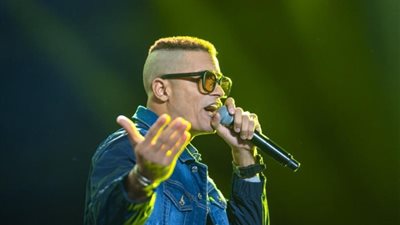 «عايش في نظرية المؤامرة»، هل يتعمد حسن شاكوش الزج باسم كبار النجوم في الأزمات؟