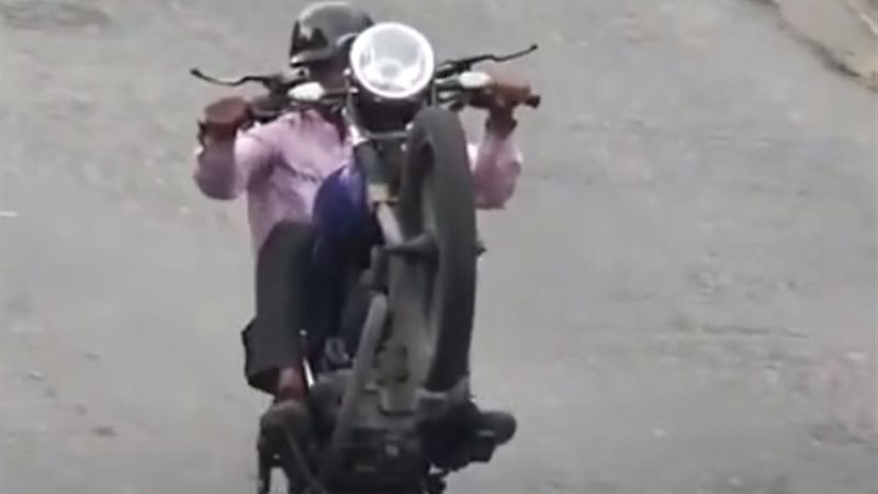 حركات استعراضية بدراجة نارية
