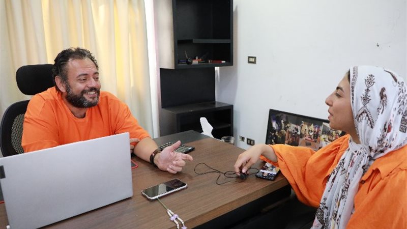 أحمد الدمرداش مع محررة موقع الجمهور
