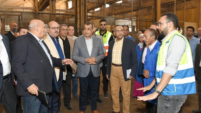 وزير الدولة للإنتاج الحربي أثناء الجولة