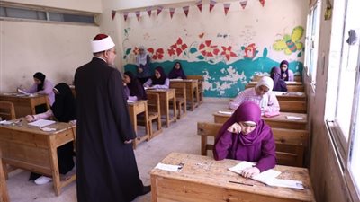 طلاب الدور الثاني بالثانوية الأزهرية يؤدون امتحان القرآن والحديث اليوم