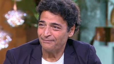 أول رد من حلاق حميد الشاعري بعد إلقاء الفلوس له: فنك مش هيفيدك