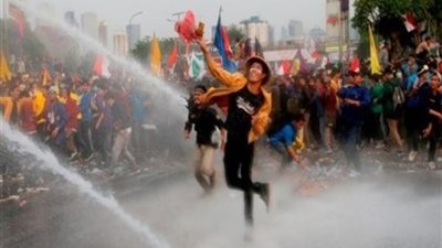 بسبب قانون الانتخابات، اقتحام البرلمان الإندونيسي من قبل محتجين (فيديو)