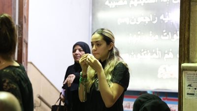 انهيار زوجة إيهاب فهمي أثناء تلقي عزاء والدها (فيديو)