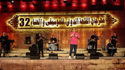 بإطلالة فوشيا ونظارة شمس، إيهاب توفيق يُبدع بمهرجان القلعة للغناء