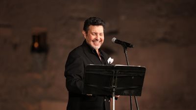 هاني شاكر يبدأ حفله بمهرجان القلعة بـ