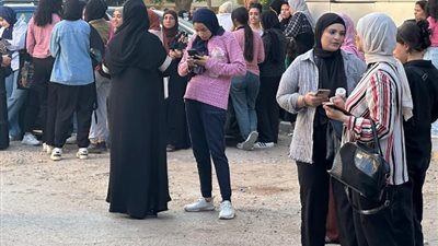 بدء توافد طلاب الثانوية العامة بشعبتيها على اللجان لأداء امتحان الدور الثاني