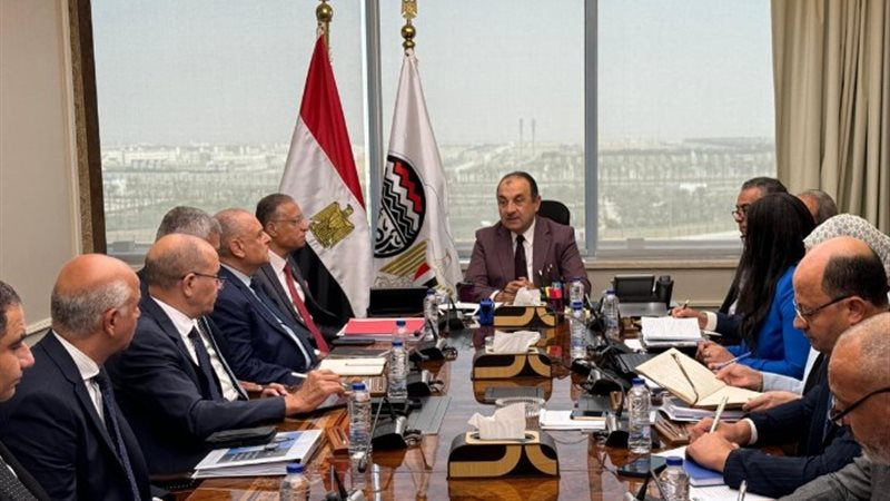 وزير قطاع الأعمال العام مع رؤساء الشركات القابضة