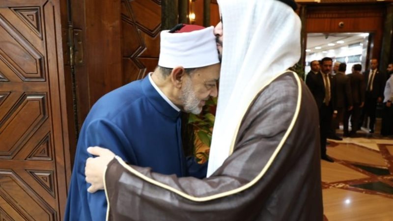 رئيس الأوقاف الإماراتية يقبل رأس شيخ الأزهر