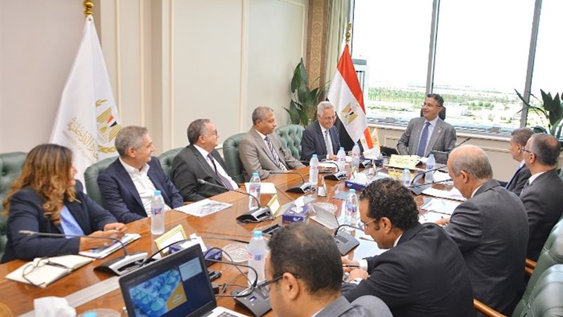 جانب من اجتماع وزير التموين