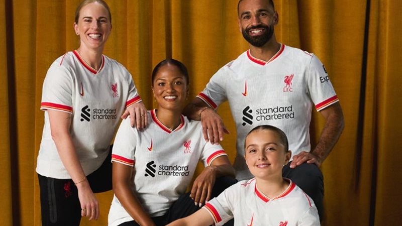 محمد صلاح مع 3 فتيات من فريق ليفربول