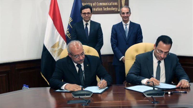 الدكتور عمرو طلعت وزير الاتصالات وتكنولوجيا المعلومات، والد