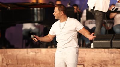 وصلة رقص لمدحت صالح على أغنية «ديه اللي جابت قلبي أرض» بمهرجان القلعة