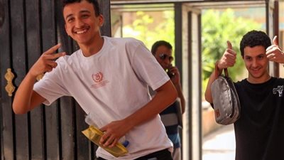 تفتيش طلاب الثانوية العامة الدور الثاني قبل دخولهم لجان الامتحان