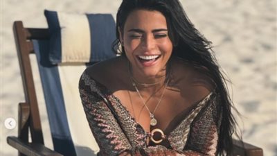 أسماء جلال تثير ضجة بصورها في المصيف، والجمهور: ربنا يسهل له