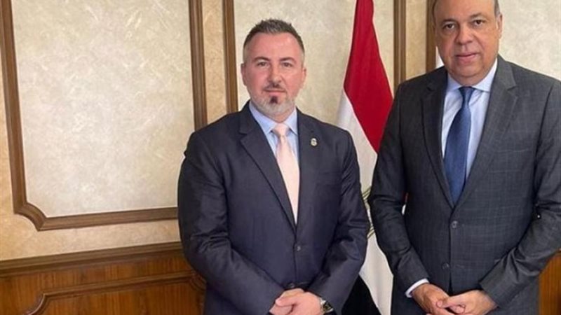 وزير الطيران خلال اللقاء
