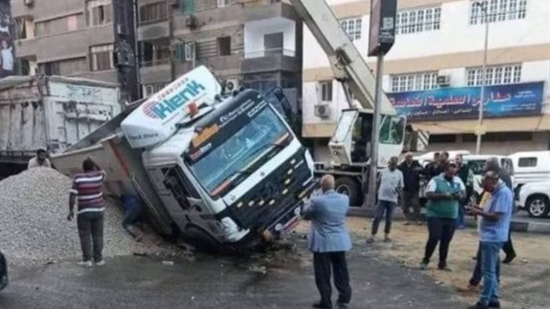 انقلاب سيارة نقل أعلى كوبري حلمية الزيتون