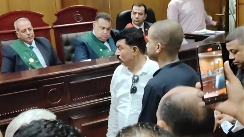 عصام صاصا بالبدلة الزرقاء